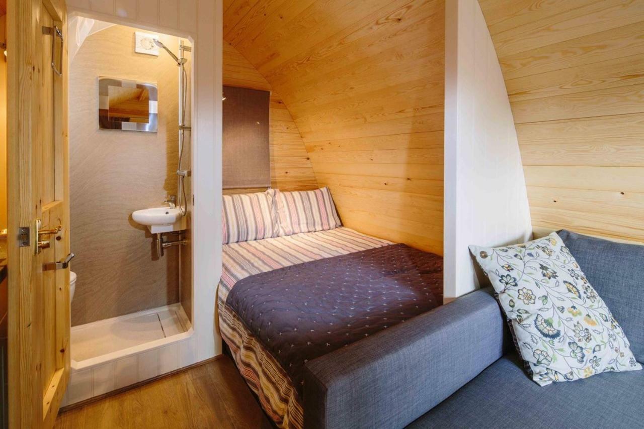 Buttercup Glamping Pod Hotel Cheltenham Exterior photo